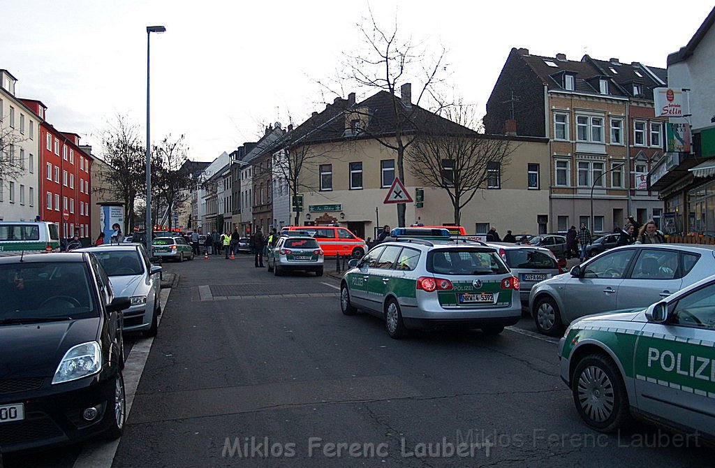 Einsatz Feuerwehr SEK Polizei Koeln Nippes Merheimerstr P140.JPG
